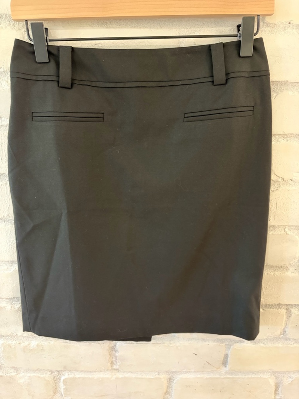 LOFT Black Mini Pencil Skirt with Welt Pockets
(B2)